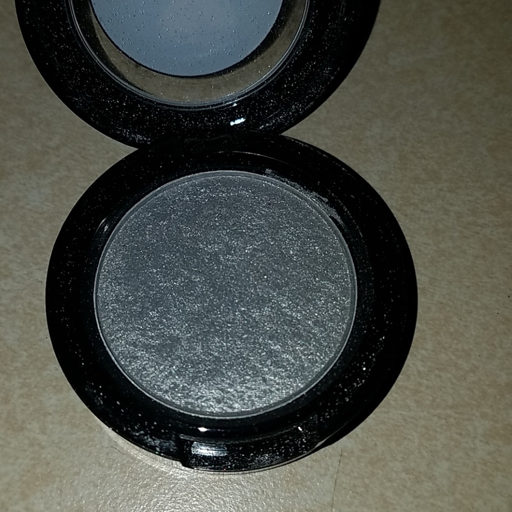 Mac Marilyn Collection Eyeshadow in Silver Screen - Picture 3 of 3